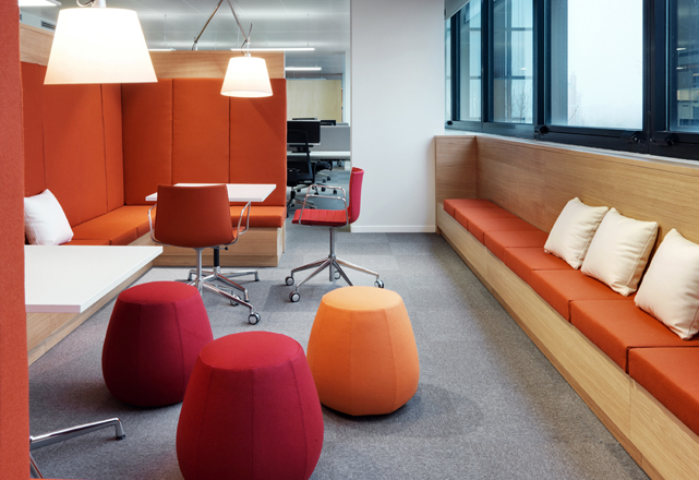 Foto interni Unicredit Business Integrated Solutions con divanetti e sedie.