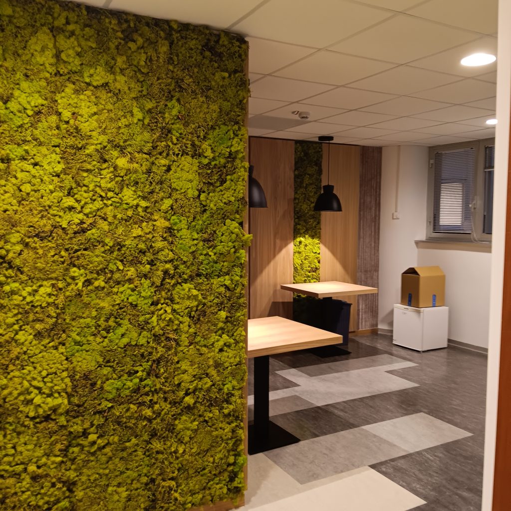 Foto interno sede centrale WFP con parete verde verticale.