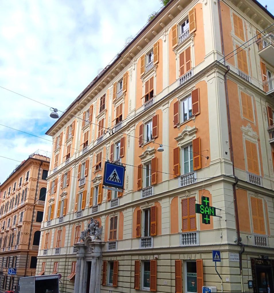 Vista semilaterale del condominio di Via Assarotti.