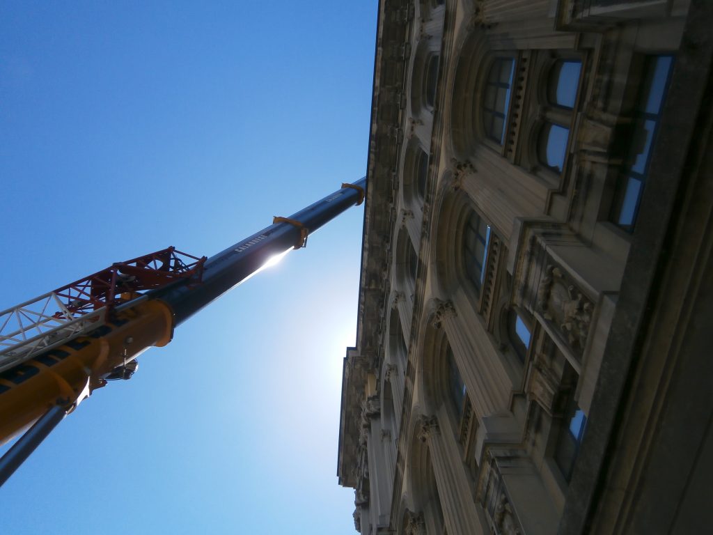 Foto esterno edificio con attrezzature